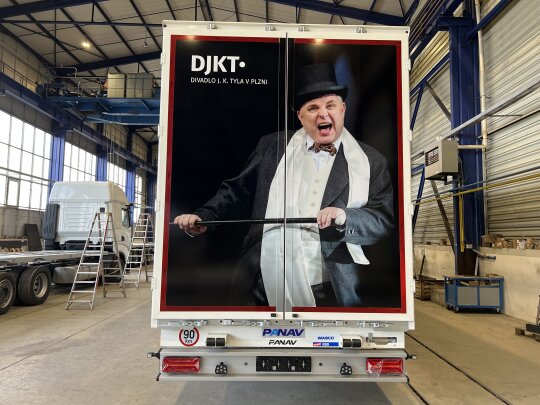 Dustproof semi-trailer